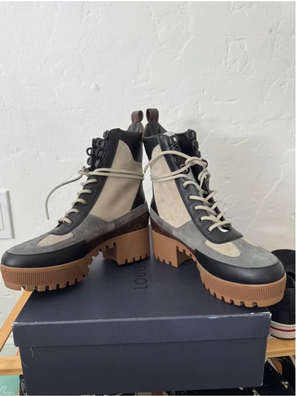 New Never Worn Louis Vuitton Laureate 37.5 - Picture 7 of 7